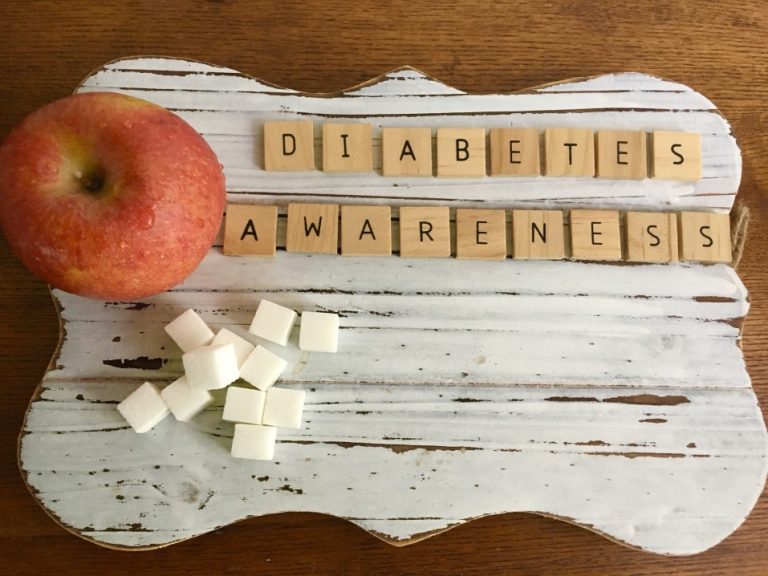 diabetes-awareness-apple-sugar-cubes-concept-healthcare-healthcare-concept-wooden-background_t20_JoJZ7O-768x576