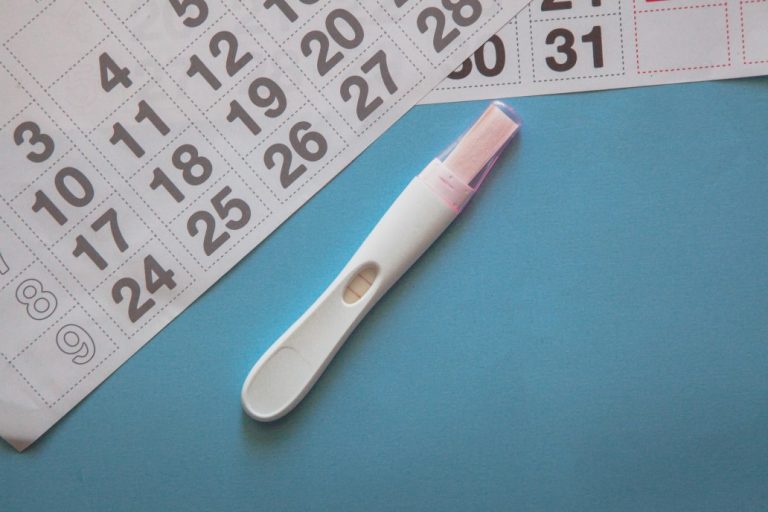positive-pregnancy-test-and-a-calendar-on-the-blue-background-pregnancy-concept_t20_gLNnax-768x512