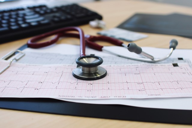 stock-photo-technology-occupation-professional-healthcare-knowledge-medical-desktop-diagnostic-electrocardiograph-51b03e53-d3f6-4088-83d5-cb4cb46cbd14