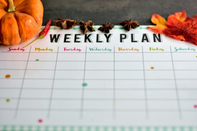 weekly-planner-calendar-autumn-colors-season_t20_eokR4K-768x512